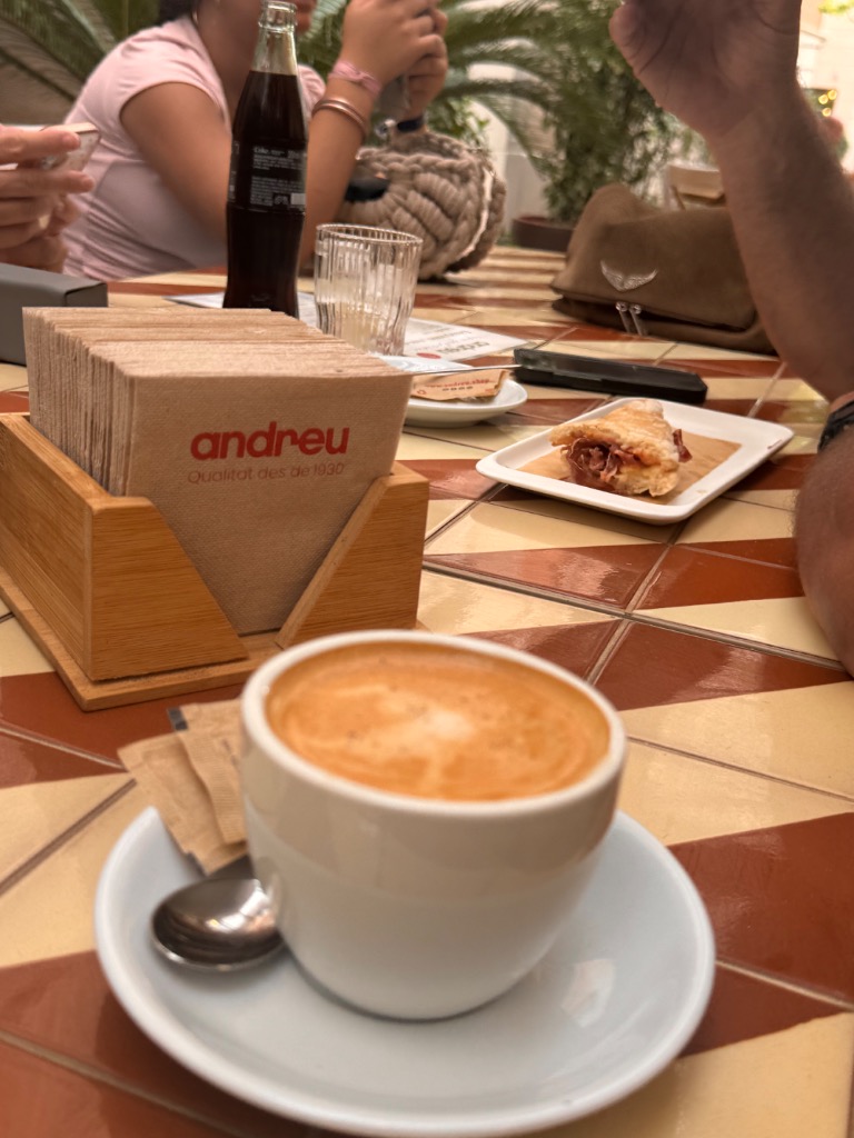 Valoración y opiniones de comida y bebida en Santa Agnès de Malanyanes, Andreu Espai gastronòmic. La Roca Village, Café leche avena