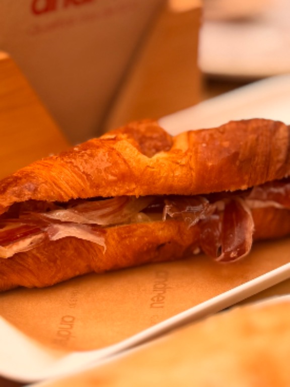 Valoración y opiniones de comida y bebida en Santa Agnès de Malanyanes, Andreu Espai gastronòmic. La Roca Village, Croissant jamón y queso