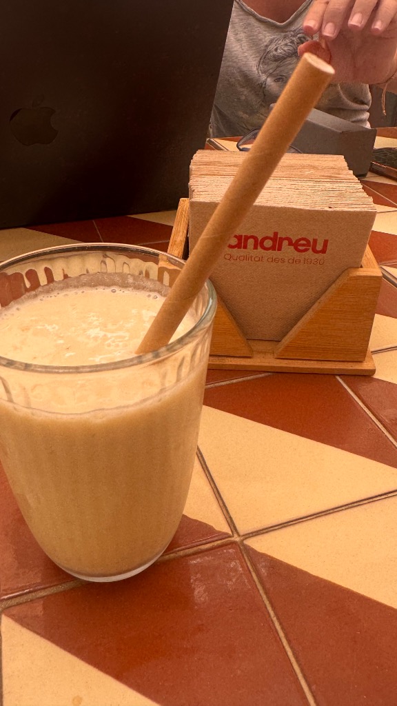 Valoración y opiniones de comida y bebida en Santa Agnès de Malanyanes, Andreu Espai gastronòmic. La Roca Village, Smoothie coco