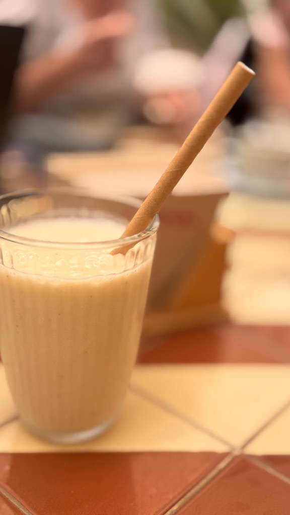 Valoración y opiniones de comida y bebida en Santa Agnès de Malanyanes, Andreu Espai gastronòmic. La Roca Village, Smoothie coco