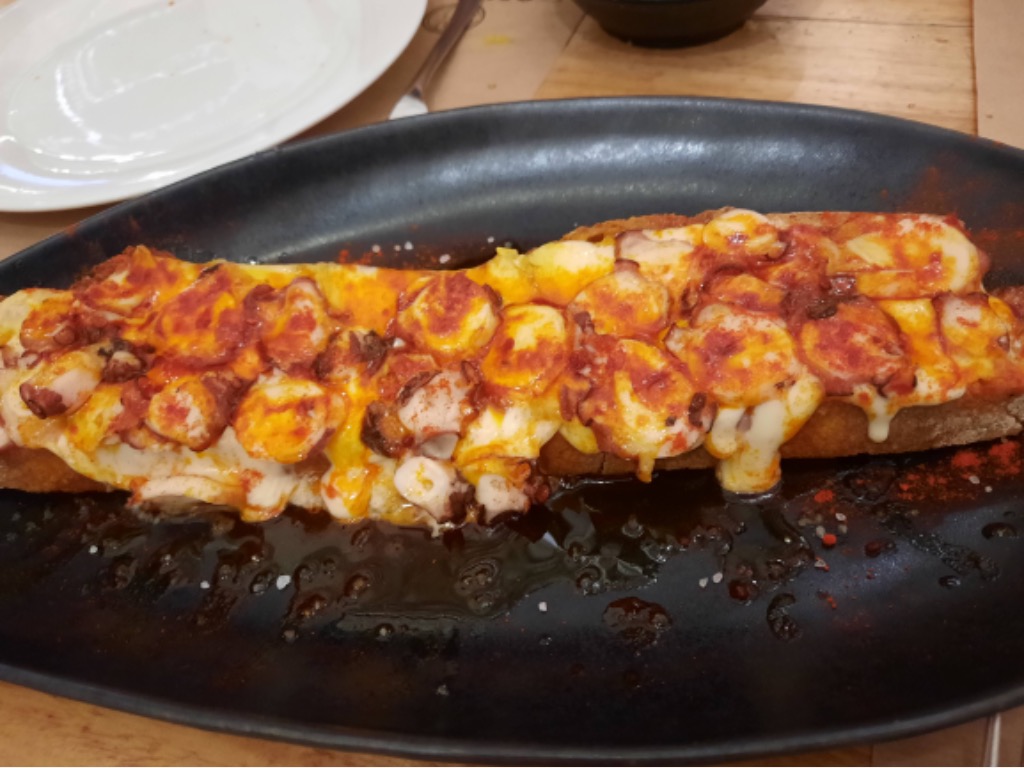 Menu of Restaurants in Santiago de Compostela, Mercado La Galiciana ~ Mercado Gastro-Galaico (Santiago de Compostela), Tosta de pulpo y queso de Arzúa