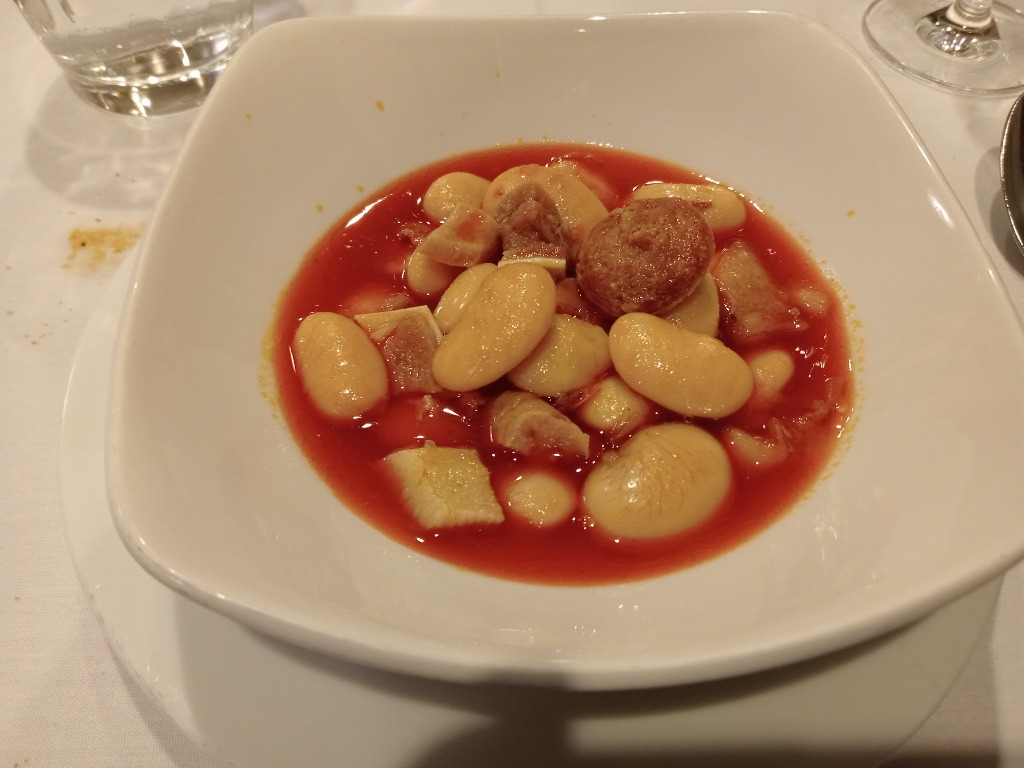 Gastronomy recommendation in Segovia: Judiones con sus acompañantes