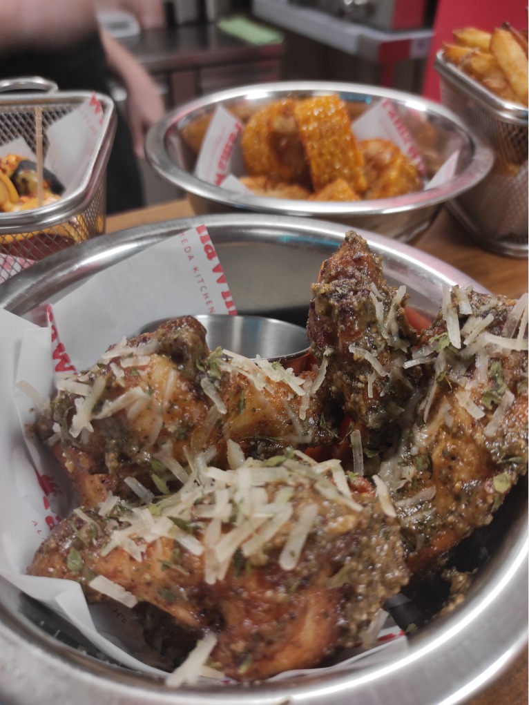 Menu of Bars in Seville, Drama Wings, Alitas de pollo con salsa ajo parmesano vistima