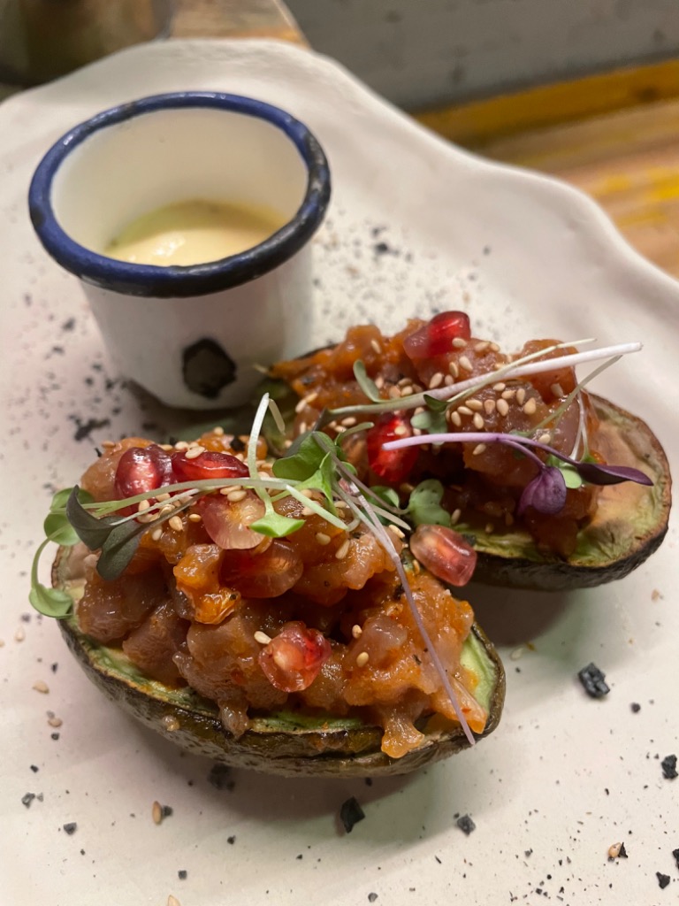 Carta de Restaurantes en Sevilla, HUMMO | The Clandestine Grill Company - San Bernardo, Aguacate a la brasa con atún rojo