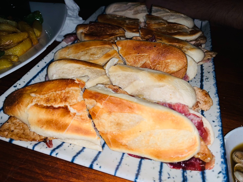 Menu of Restaurants in Seville, Taberna Paco España, Montadito de jamón ibérico bellota con lomo de cerdo