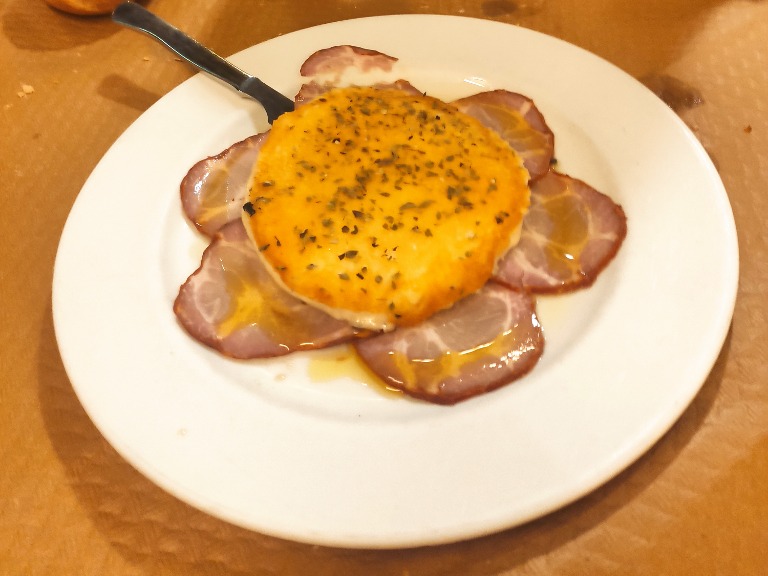 Carta de Restaurantes en Siero, Llagar la Morena(Viella), Chosco con provolone a la plancha