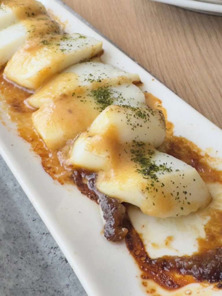 Recomendación gastronómica de Sitges: Sepia a la plancha con cebolla caramelizada y mantequilla de ajo asado