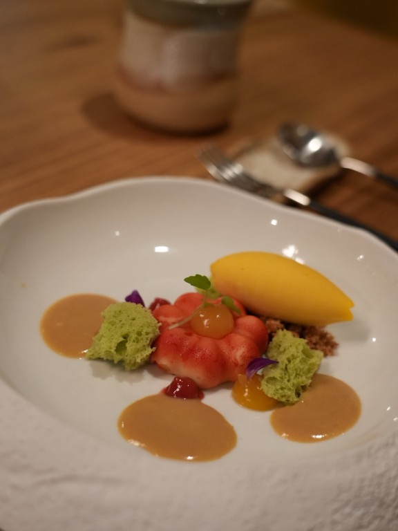 Recomendación gastronómica de Tarragona: Cremoso de Amlú, helado de almendra y tofe de pera caramelizada.