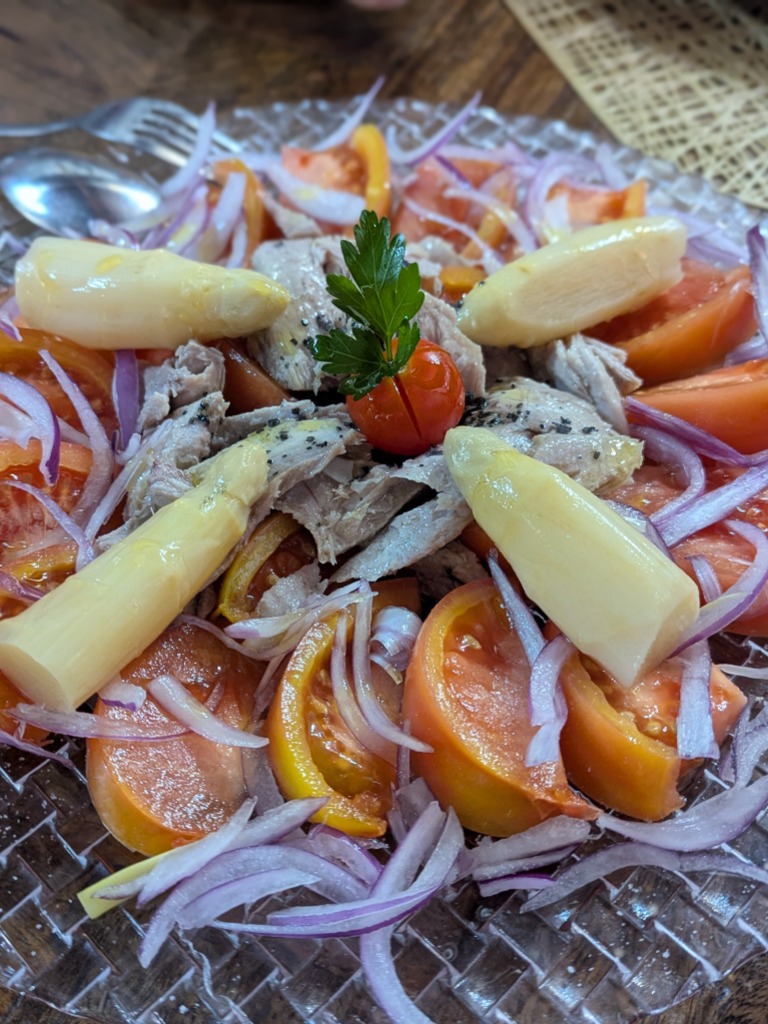 Menu of Restaurants in Teruel, La Vaquilla, Ensalada de tomate rosa, con pinta de yema de espárragos, cebolla morada y lubina en aceite
