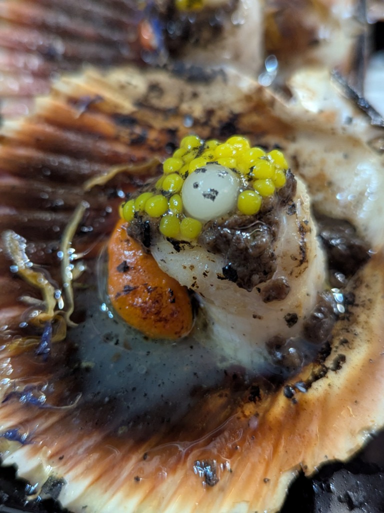 Menu of Restaurants in Teruel, La Vaquilla, Zamburiña a la brasa con mantequilla trufada y perlas de yuzu