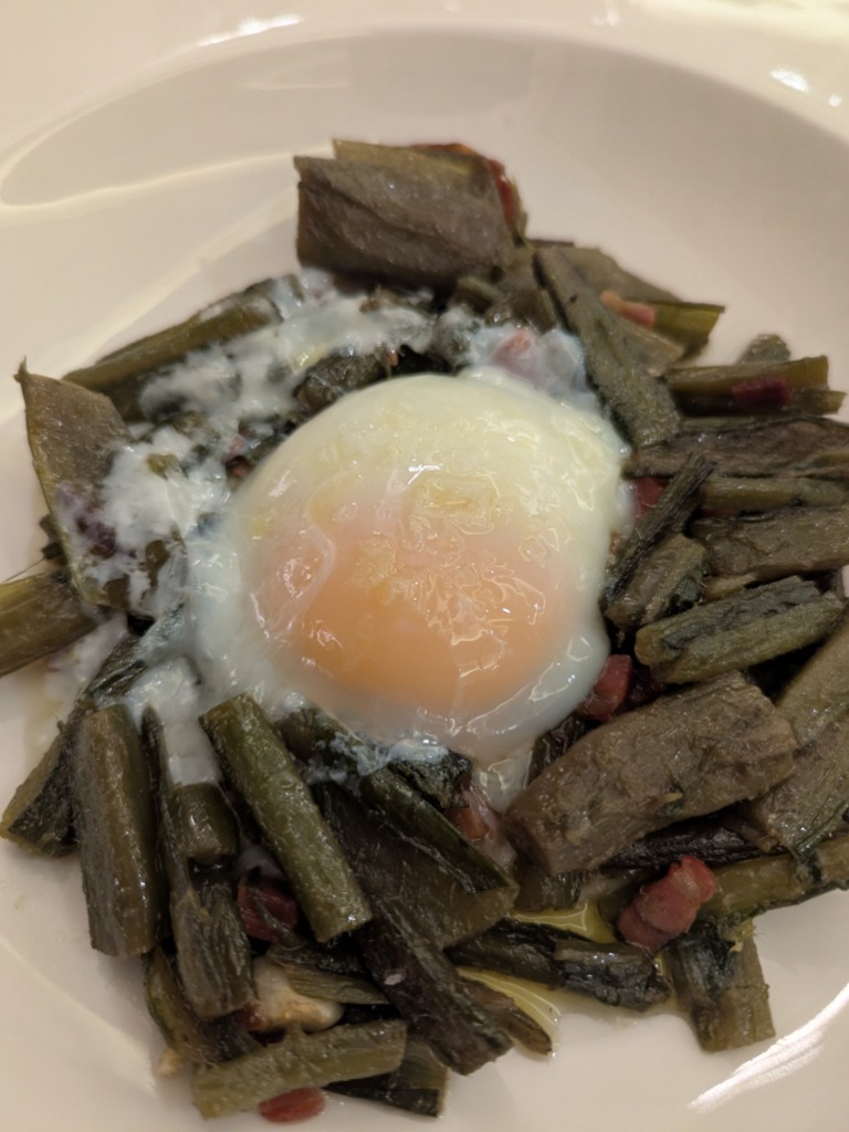 Carta de Restaurantes en Teruel, Parador de Teruel, Borraja salteada con ajo y jamón, cremoso de patata y huevo a baja temperatura