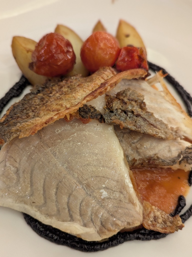 Carta de Restaurantes en Teruel, Parador de Teruel, Lomo de dorada de estero a la parrilla, tomates asados y aceitunas de Aragón