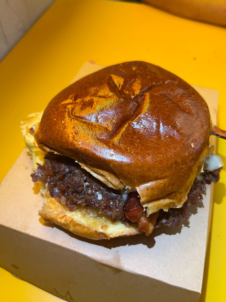 Carta de Restaurantes en Torrevieja, FAMES, Hamburguesa con cecina, queso y demiglace de ternera