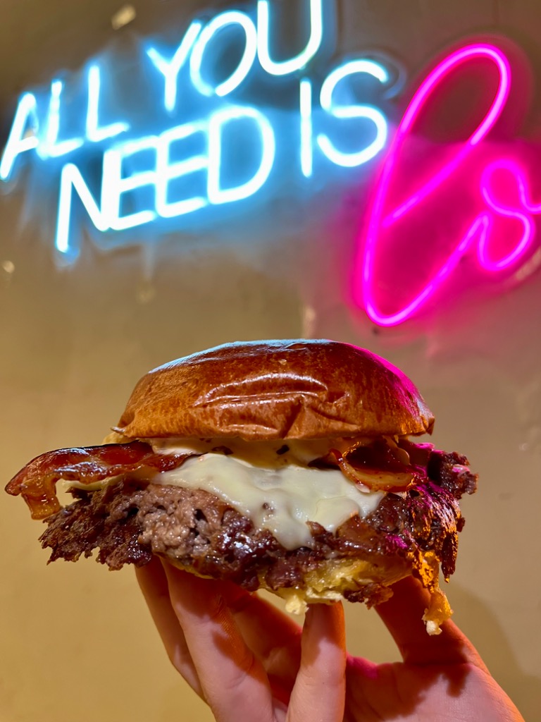 Carta de Restaurantes en Torrevieja, FAMES, Hamburguesa de ternera con cebolla caramelizada, queso y bacon