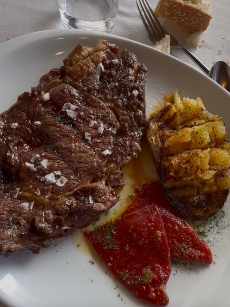 Valoración y opiniones de comida y bebida en Ujué, Restaurante Asador Uxue, Entrecot con patata asada y pimientos