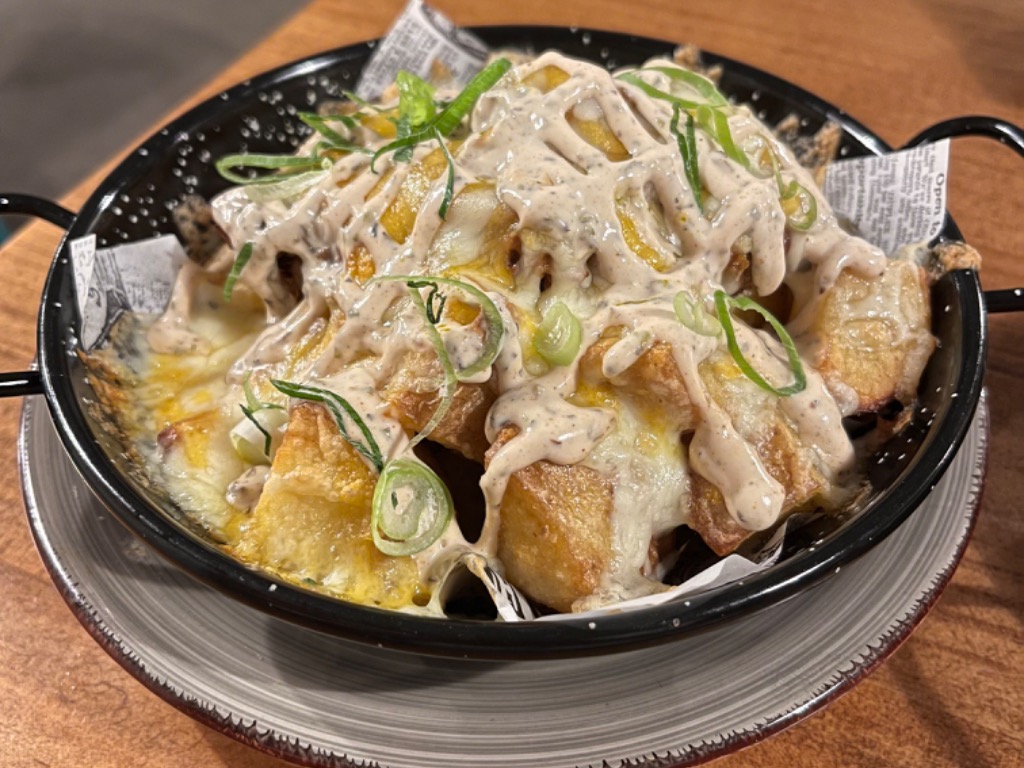 Menu of Restaurants in Valencia, BARBACANA, Patatas bravas americana con triple queso fundido, bbq pulled pork, salsa ranchera y jalapeños