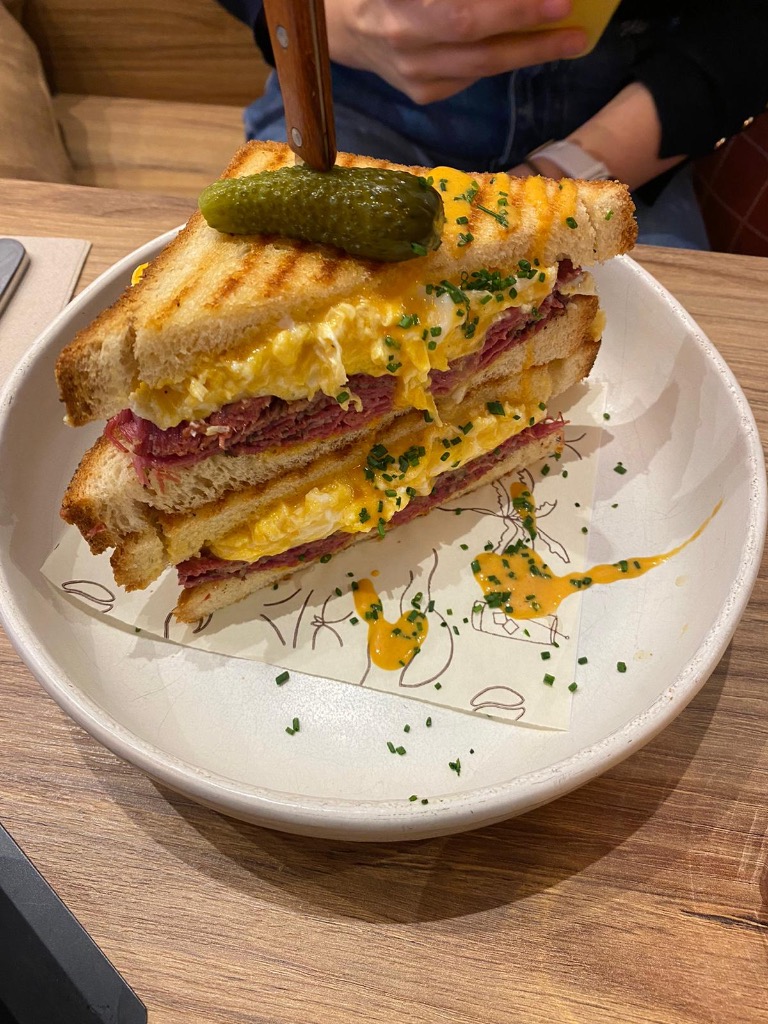 Carta de Restaurantes en Valencia, Bikini Mercat, Pastrami & eggs sandwich