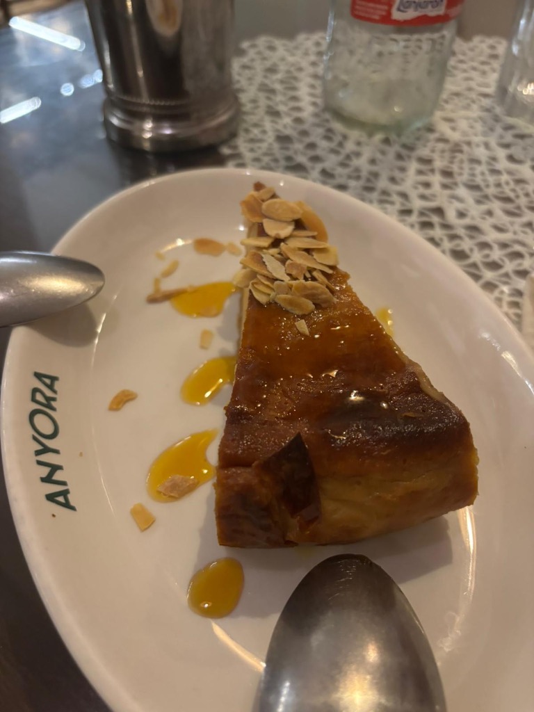 Gastronomy recommendation in Valencia: Tarta de queso y turron con almendras tostadas