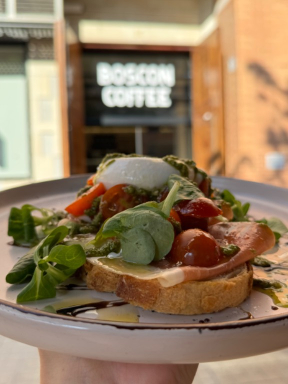 Carta de Restaurantes en Valencia, Boscon Coffee - Café De Especialidad & Brunch, Tostada de pesto, jamón serrano, canónigos, burrata, vinagre balsámico y tomates cherrys