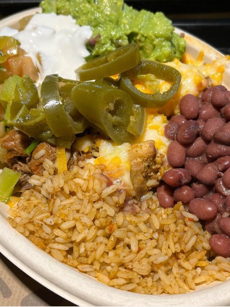 Menu of Restaurants in Valencia, BURRITOS - San Lorenzo, Fajitas chapuletec. Pollo, ternera y carnitas en una cama de vegetales y gratinada a los 3 queso a