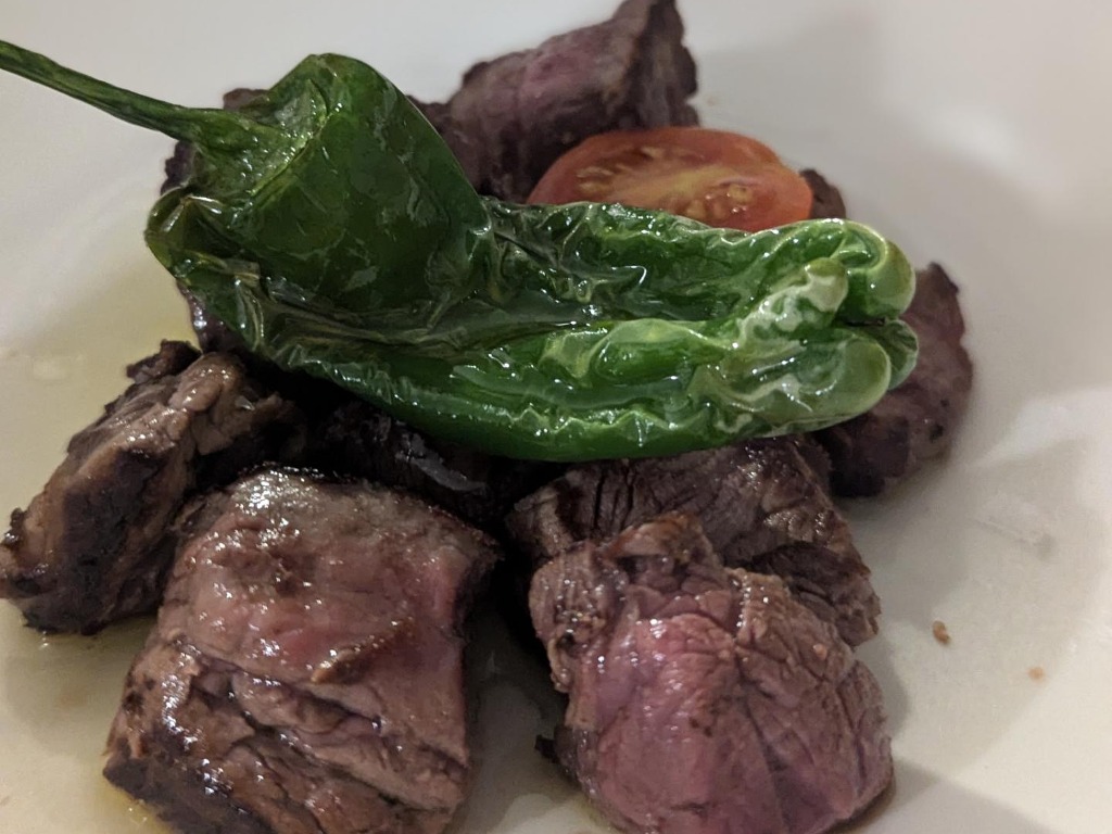 Carta de Restaurantes en Valencia, Casa Montaña, Solomillo de vacuno especial trinchado con pimientos del padrón
