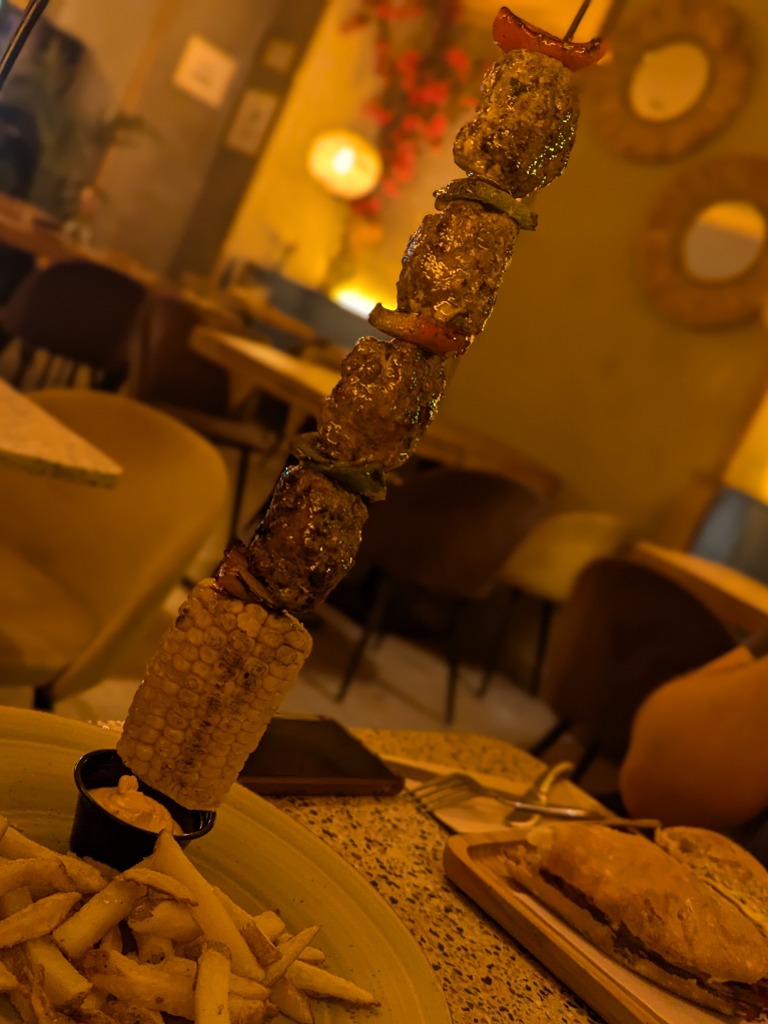 Carta de Restaurantes en Valencia, Cocolinda Alameda, Brocheta de pollo con patatas homemade, mazorca de maíz y sojanesa de sriracha