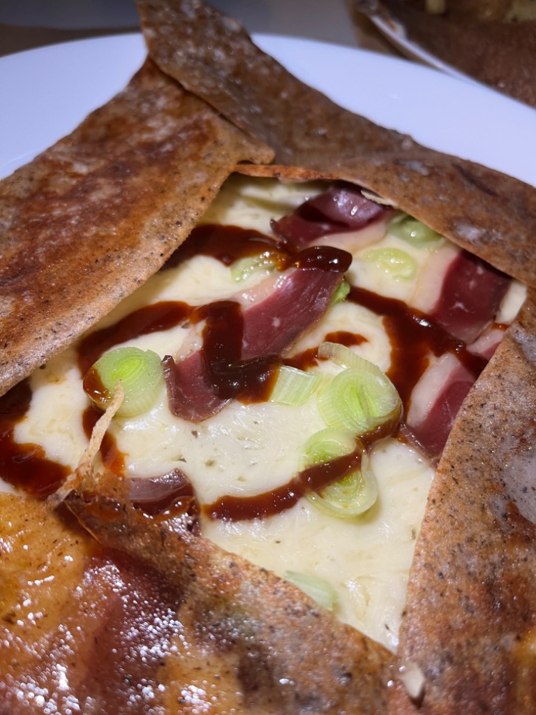 Carta de Restaurantes en Valencia, Crepería Mamie Guellec, Crepe de jamón de pato, ajo tierno, salsa hoisin y queso