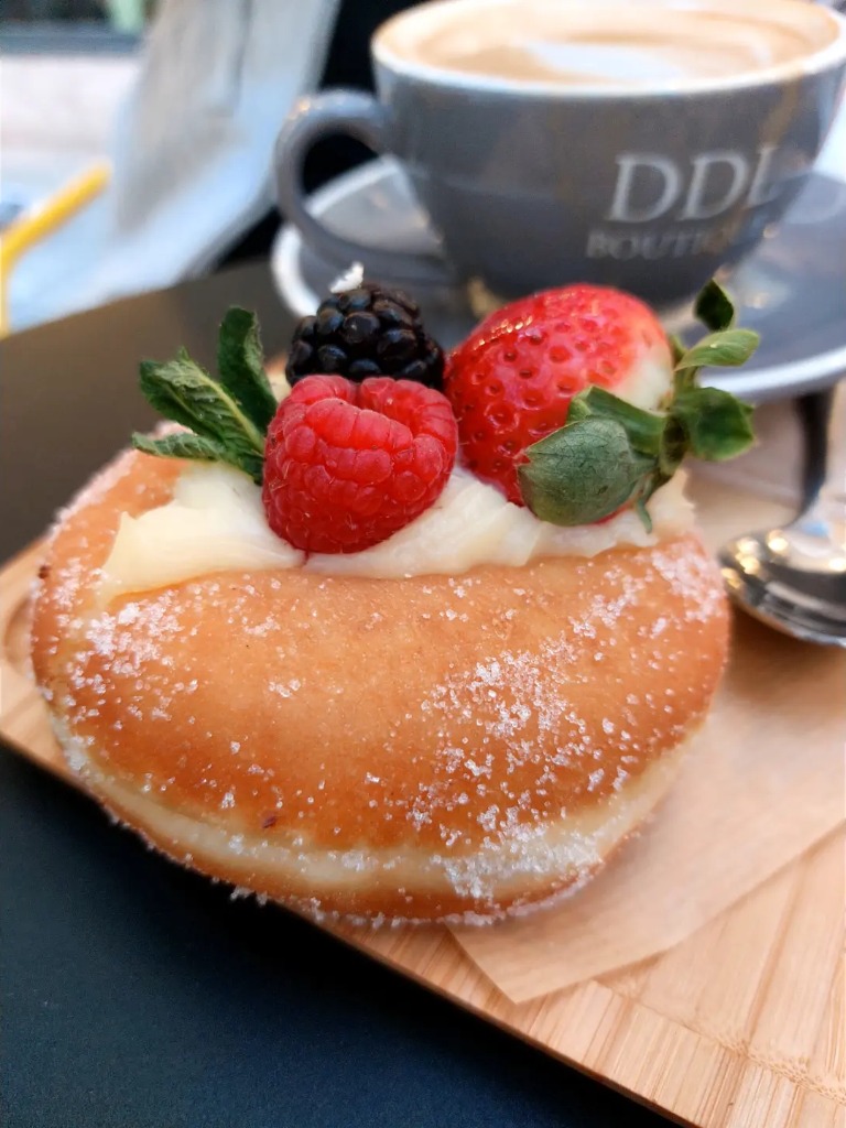 Menu of Coffee Shops in Valencia, DDL Boutique, Berlina y café con leche