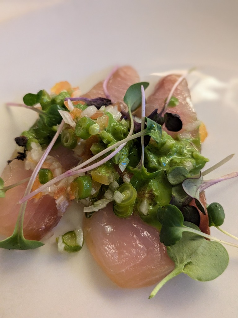 Carta de Restaurantes en Valencia, Entrevins, Ensalada de pez limón curado a la sal, tomate, judía Bobby y salsa de pesto de albahaca