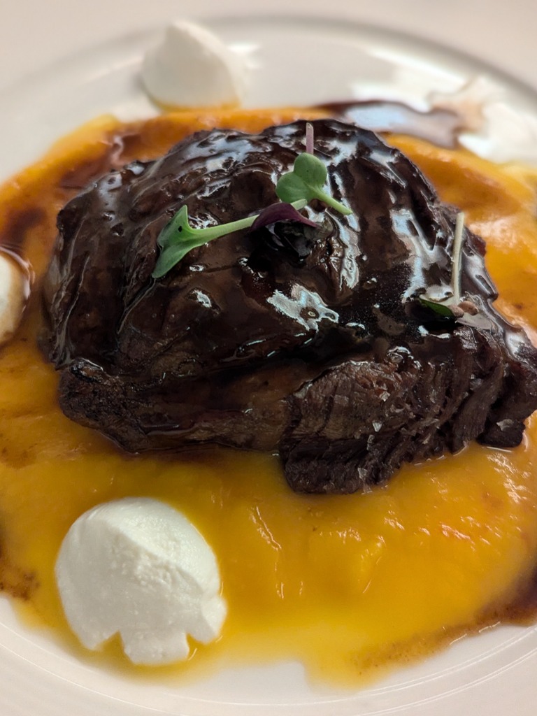 Carta de Restaurantes en Valencia, Entrevins, Lomo alto de vaca a la brasa con crema de calabaza y queso ricotta