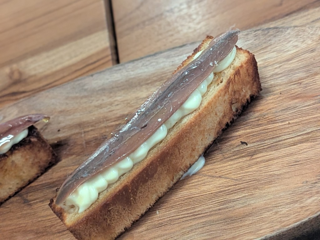 Recomendación gastronómica de Valencia: Anchoas López serie oro doble con brioche tostado y crema de queso camembert