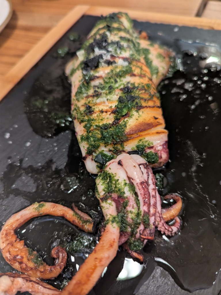 Recomendación gastronómica de Valencia: Calamar de playa a la plancha con salsa Mery