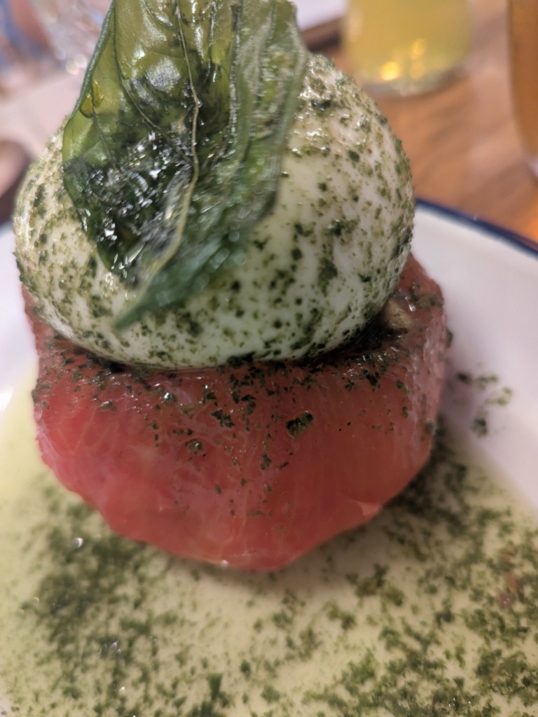 Recomendación gastronómica de Valencia: Tomate rosa de Altea con burrata cremosa con aceite de albahaca
