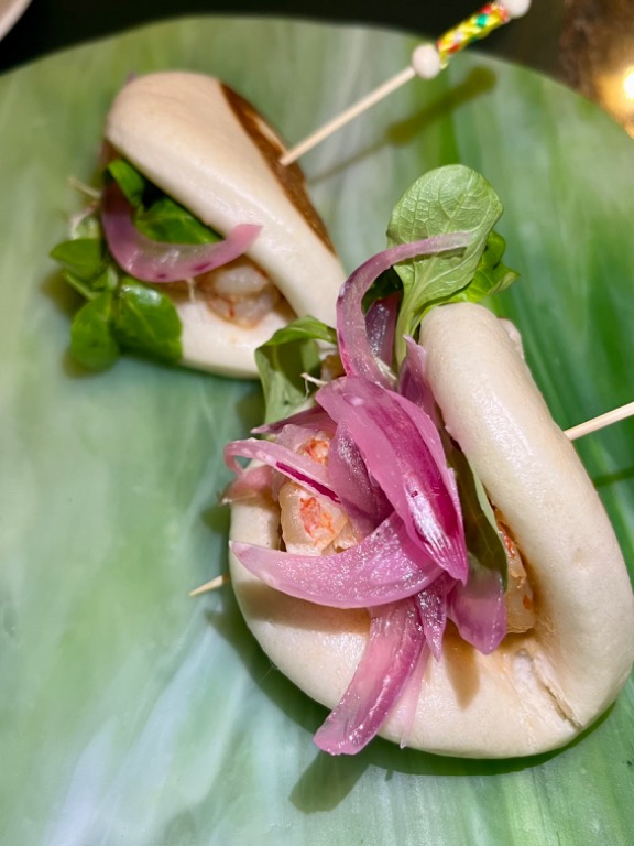 Menu of Restaurants in Valencia, Euforia Valencia, Pan Bao de gambón Con salsa dashi y cebolla morada