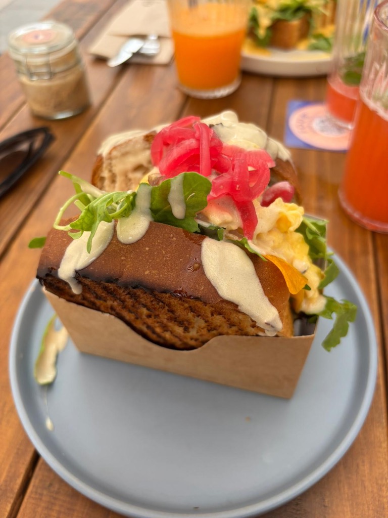 Carta de Restaurantes en Valencia, FOUR Specialty Coffee & Bistro ®, Egg drop sándwich clásico