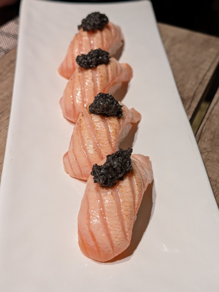 Menu of Restaurants in Valencia, Hokkaido sushi, Nigiri de salmón flambeado con trufa