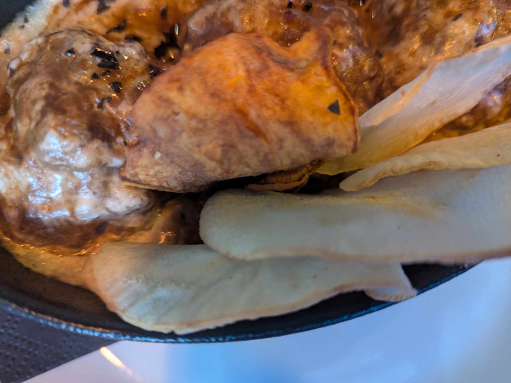 Menu of Restaurants in Valencia, La Barraquita, Albóndigas de cordero con boletus , parmentier y chips de yuca