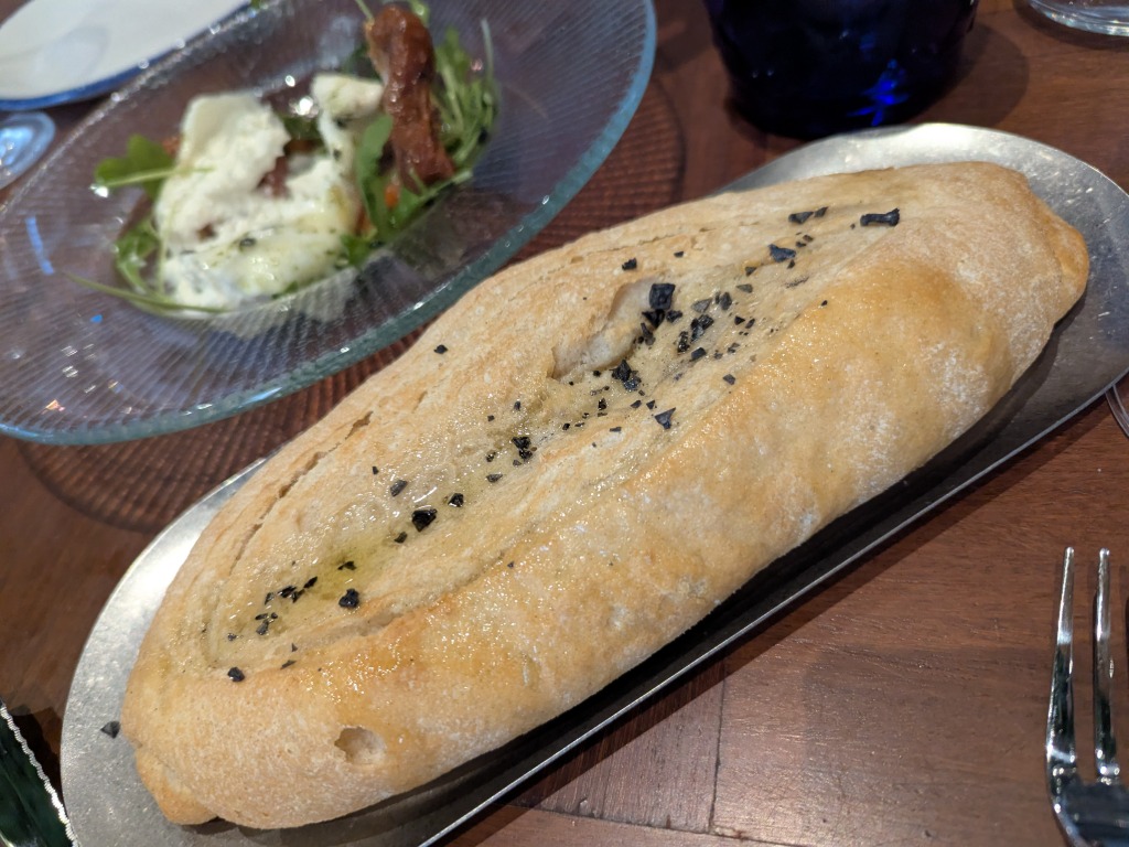 Gastronomy recommendation in Valencia: Pan hojaldrado con tomate y AVOE