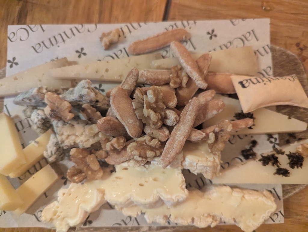 Review and opinions of food and drinks in Valencia, La Cantina Gastrotaberna, Tabla de quesod