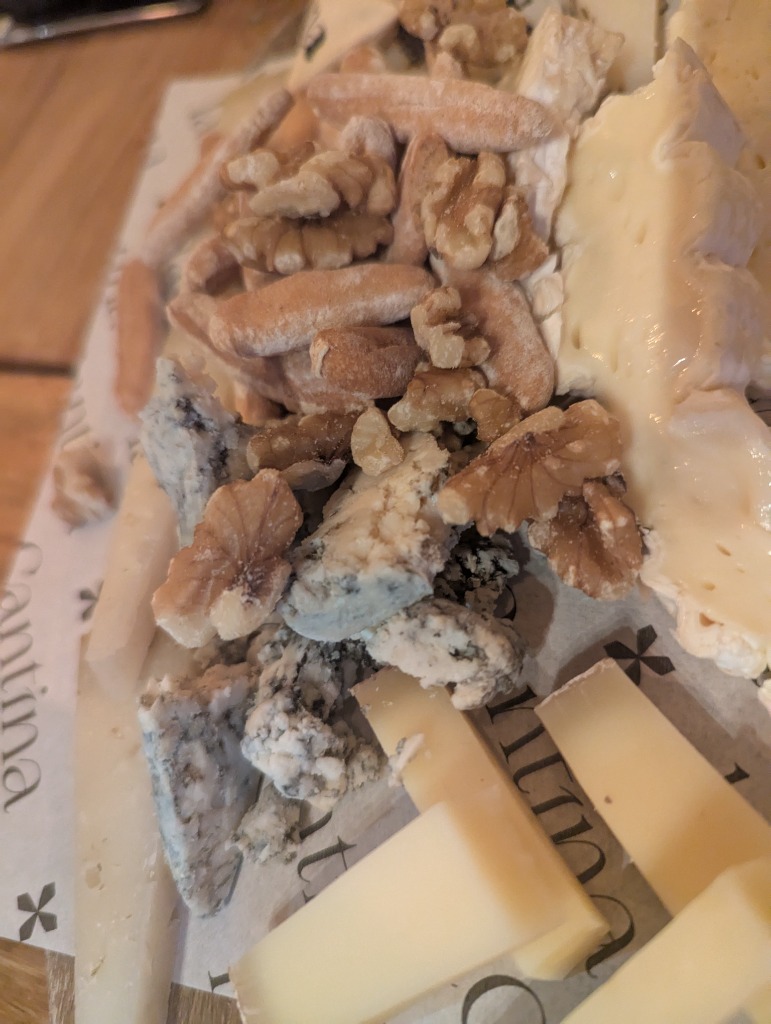 Review and opinions of food and drinks in Valencia, La Cantina Gastrotaberna, Tabla de quesod