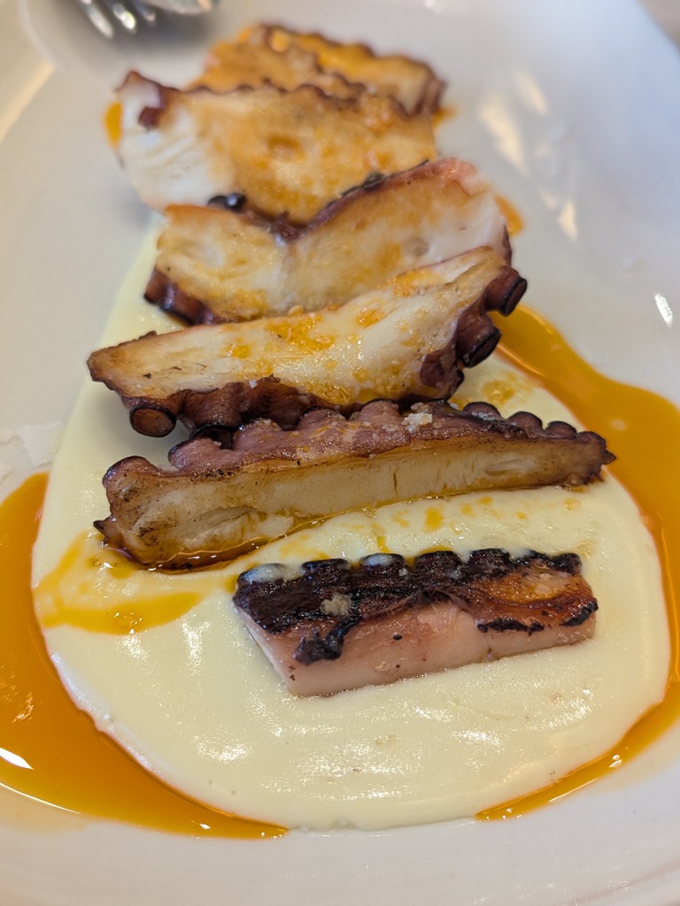 Carta de Restaurantes en Valencia, La Principal, Pulpo al horno sobre lecho de puré de patata ratté