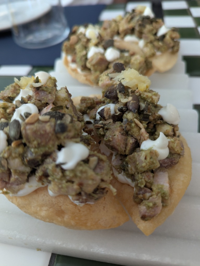 Recomendación gastronómica de Valencia: Coca de dacsa, pesto de pipas de calabaza y lomo ibérico ahumado