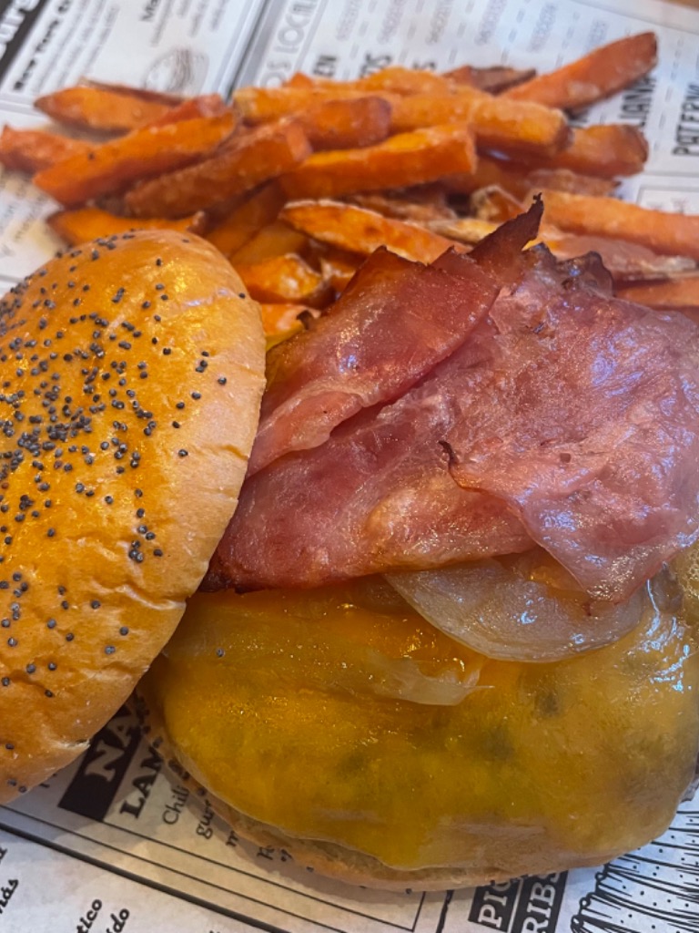 Carta de Restaurantes en Valencia, lamburguesa, Hamburguesa con bacon, cebolla, salsa bqq y queso