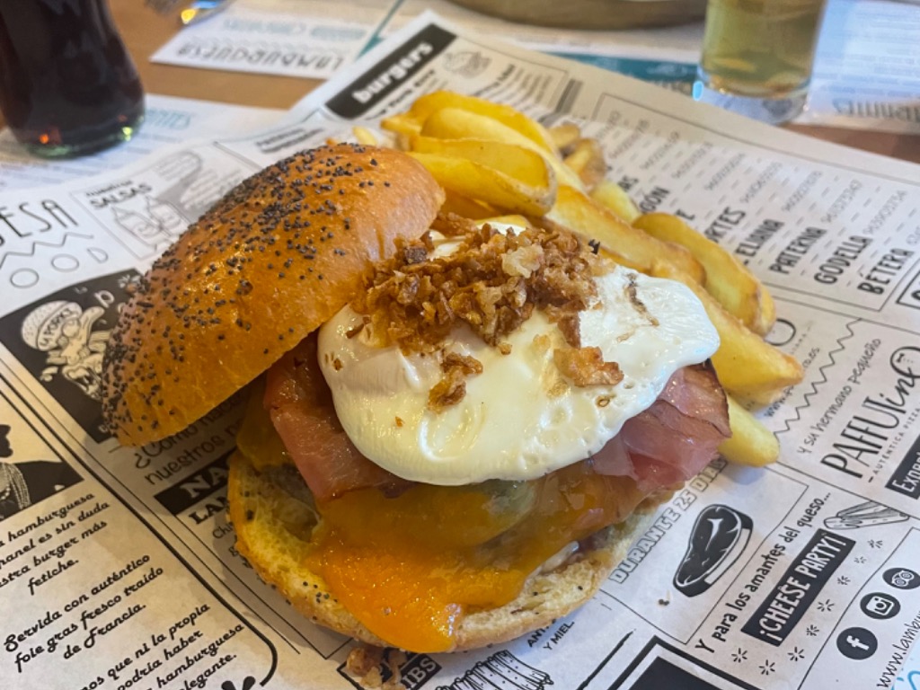 Carta de Restaurantes en Valencia, lamburguesa, Hamburguesa con queso, huevo, bacon y cebolla crujiente