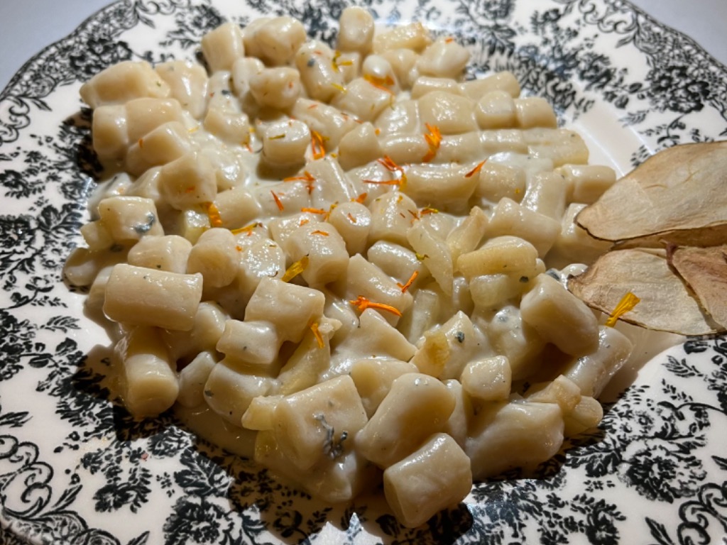 Carta de Restaurantes en Valencia, LatteeFarinaValencia, Gnocchi gorgonzola. Con crema de queso gorgonzola con láminas de pera crujiente y frutos rojos