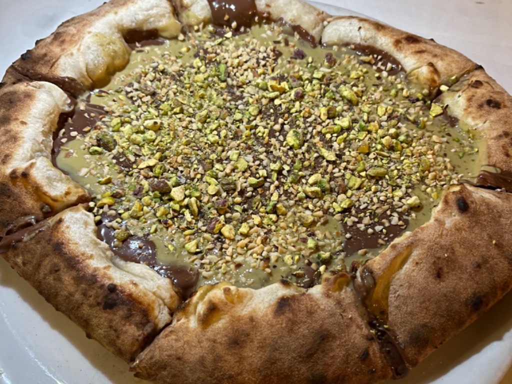 Carta de Restaurantes en Valencia, LatteeFarinaValencia, Pizza de nutella y pistacho con borde relleno de crema de pistacho y avellana