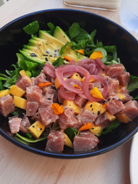 Carta de Restaurantes en Valencia, Lika Natural Food, Bowl de tartar de atún con mango, aguacate, rúcula y vinagreta de cítricos