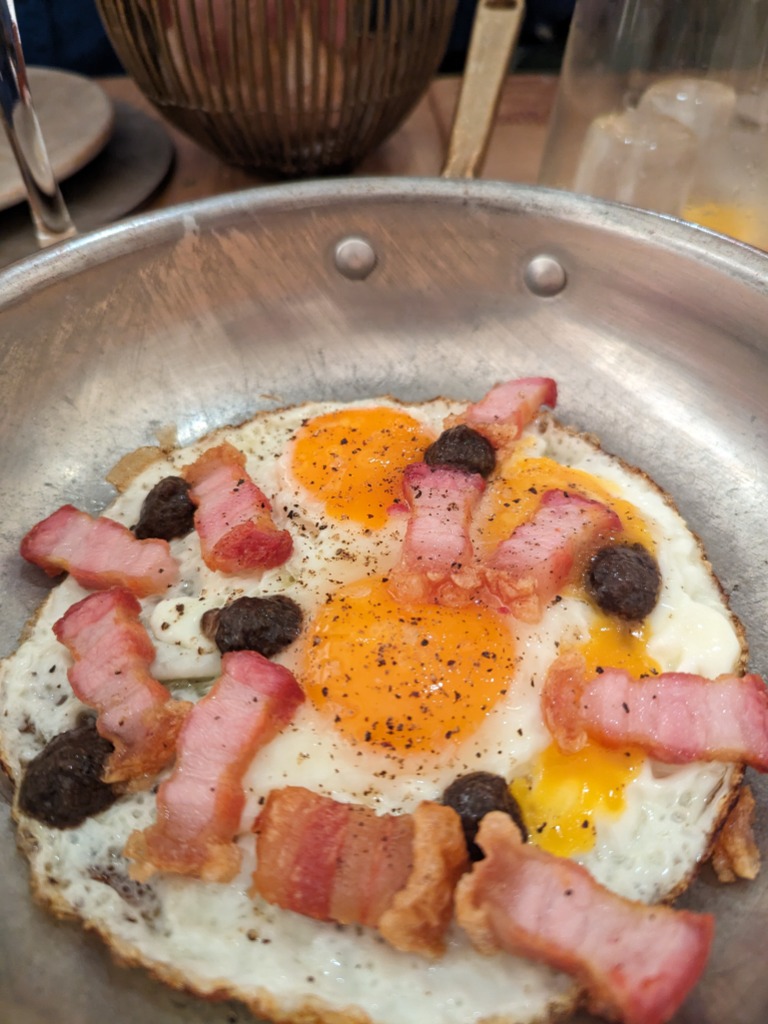 Carta de Restaurantes en Valencia, Living Bakkali, Huevos rotos con torrezno y trufa