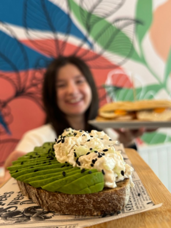 Carta de Restaurantes en Valencia, Lungo Coffee & Brunch, Tostada de aguacate y pollo limeño