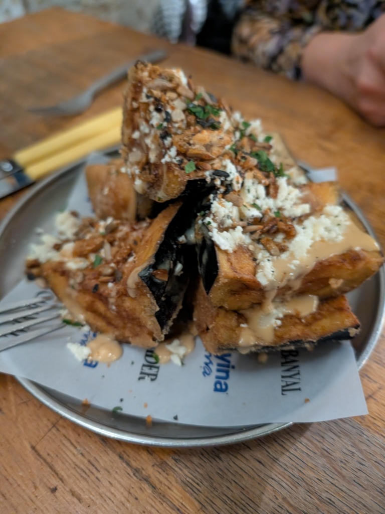Carta de Restaurantes en Valencia, Mercader Cabanyal, Berenjena crujiente, queso de cabra y miso-miel